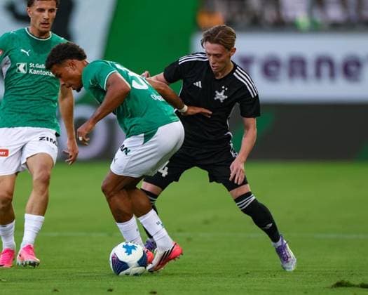 Chima Okoroji (36, FC St. Gallen 1879, li.) im Zweikampf mit Danila Forov (24, FC Sheriff Tiraspol) Photo: Urs Ottiger  Copyright: xUrsxOttigerx Sportspressphoto_SPR205707