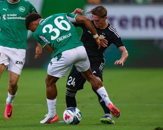 Chima Okoroji (36, FC St. Gallen 1879, li.) im Zweikampf mit Danila Forov (24, FC Sheriff Tiraspol) Photo: Urs Ottiger  Copyright: xUrsxOttigerx Sportspressphoto_SPR205708
