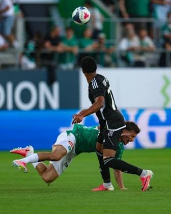 Tom Gaal (26, FC St. Gallen 1879, li.) im Zweikampf mit Juanca Pineda (77, FC Sheriff Tiraspol) Photo: Urs Ottiger  Copyright: xUrsxOttigerx Sportspressphoto_SPR205709