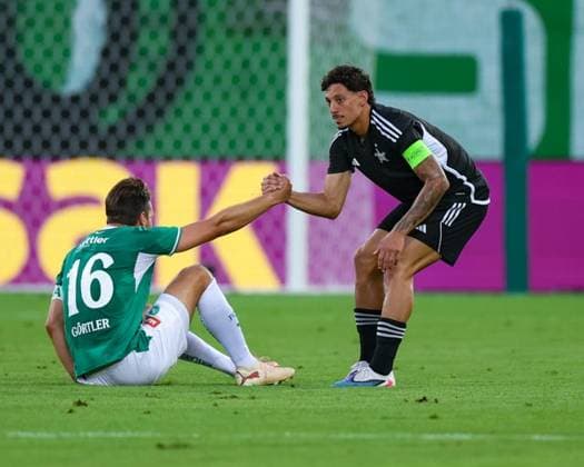 Raí Lopes (6, FC Sheriff Tiraspol, re.) hilft Lukas Görtler (16, FC St. Gallen 1879) beim Aufstehen Photo: Urs Ottiger  Copyright: xUrsxOttigerx Sportspressphoto_SPR205712