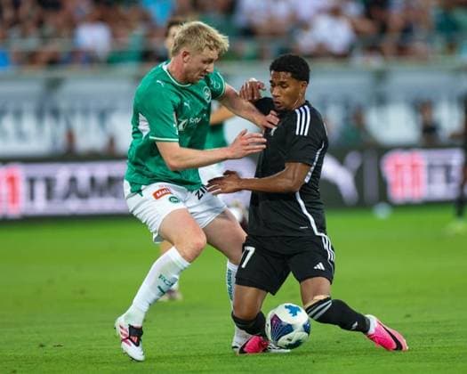 Juanca Pineda (77, FC Sheriff Tiraspol, re.) im Zweikampf mit Colin Kleine-Bekel (3, FC St. Gallen 1879) Photo: Urs Ottiger  Copyright: xUrsxOttigerx Sportspressphoto_SPR205716