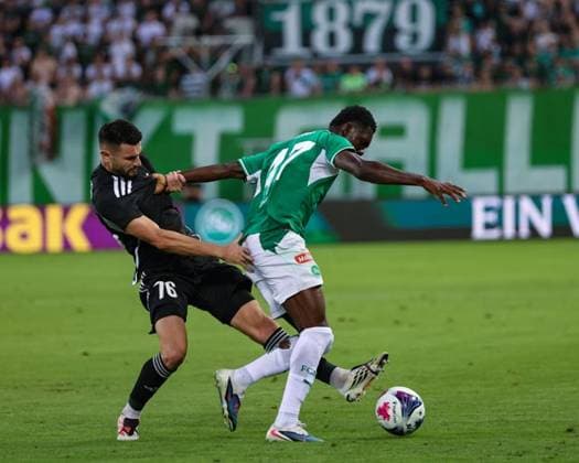 Arli Përgjoni (76, FC Sheriff Tiraspol, li.) im Zweikampf mit Enoch Owusu (47, FC St. Gallen 1879) Photo: Urs Ottiger  Copyright: xUrsxOttigerx Sportspressphoto_SPR205719