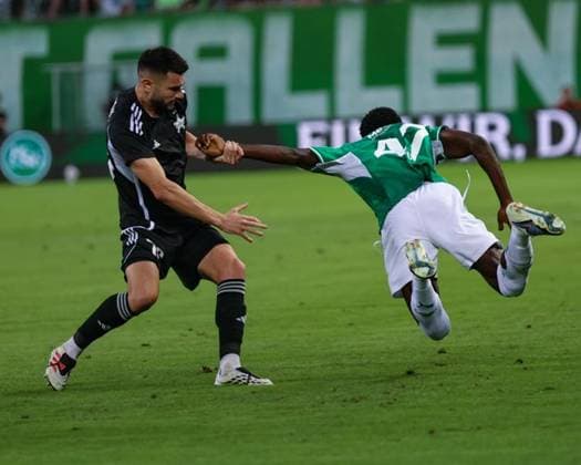 Arli Përgjoni (76, FC Sheriff Tiraspol, li.) im Zweikampf mit Enoch Owusu (47, FC St. Gallen 1879) Photo: Urs Ottiger  Copyright: xUrsxOttigerx Sportspressphoto_SPR205720