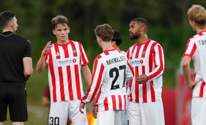 Conference League-kampen i fotball 2026: Tromso-CFR Cluj 2-1. Tromso 20260813. Tromsos Isak Vadebu, Leon Hien og Mads Mikkelsen etter fotballkampen mellom Tromso og CFR Cluj pa Romssa Arena. Foto: Rune Stoltz Bertinussen NTB Tromso Norge EDITORIAL USE ONLY. RESTRICTED USE FOR BETTING COMPANIES Ref:_SPOLIKU1CYalJg.jpg *** 2026 Conference League soccer match: Tromsø vs. CFR Cluj, 2–1, Tromsø, August 13, 2026. Tromsø’s Isak Vadebu, Leon Hien, and Mads Mikkelsen after the soccer match between Tromsø and CFR Cluj at Romssa Arena. Photo: Rune Stoltz Bertinussen, NTB, Tromsø, Norway. EDITORIAL USE ONLY. RESTRICTED USE FOR BETTING COMPANIES.  Copyright: xRunexStoltzxBertinussenx xNTBx