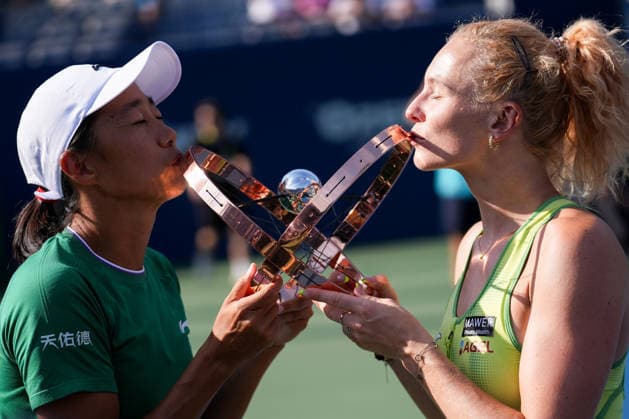 National Bank Open 2026 - Women s Doubles Final TORONTO, CANADA - AUGUST 13 : Katerina Siniakova of Czech Republic (R) and Zhang Shuai of China (L) kiss the trophy after winning the women’s doubles final match against Sara Errani of Italy and Nicole Melichar-Martinez of the United States during day 13 of WTA, Tennis Damen 1000 National Bank Open in Toronto, Ontario, Canada on August 13, 2026. Mert Alper Dervis Anadolu Ontario Canada. Editorial use only. Please get in touch for any other usage.  Copyright: x2026xAnadoluxMertxAlperxDervisx