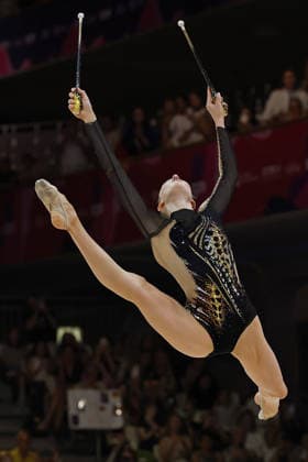 Deutsche Rhythmische Sportgymnastin und Titelverteidigerin Darja Varfolomeev (GER) bei Ihrem Heimspiel in der Mehrkampfqualifikation bei der Keulenübung , Weltmeisterschaften der Rhythmischen Sportgymnastik Frankfurt, 42nd Rhythmic gymnastics, Rhythmische Sportgymnastik, RSG World Championships, Frankfurt am Main (GER), 12. - 16. AUGUST 2026, Individual Qualifications, Turnen, Rhythmische Sportgymnastik, 13.08.2026, Frankfurt Festhalle Deutschland *** German rhythmic gymnast and defending champion Darja Varfolomeev (GER) competing on home turf in the all-around qualifying round for the clubs event at the Rhythmic Gymnastics World Championships in Frankfurt, the 42nd Rhythmic Gymnastics World Championships, Frankfurt am Main, Germany, August 12–16, 2026, Individual Qualifications, Gymnastics, Rhythmic Gymnastics, August 13, 2026, Frankfurt Festhalle, Germany