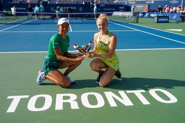 WTA, Tennis Damen Masters 1000 National Bank Open Toronto 2026 - Final Match - Day 13 (L-R) Zhang Shuai of China and Katerina Siniakova of the Czech Republic pose with the trophy after winning their Women™s Doubles final match against Olivia Nicholls of Great Britain and Tereza Mihalikova of Slovakia on day 13 of the WTA Masters 1000 National Bank Open at Sobeys Stadium on August 13, 2026 in Toronto, Canada. (Photo by Leonardo Ramirez Eyepix Group) Copyright: xLeonardoxRamirezx xEyepixxGroupx LR13082026-02841
