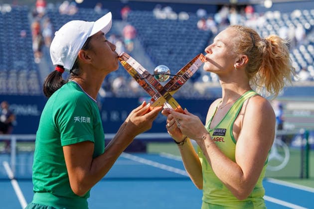 WTA, Tennis Damen Masters 1000 National Bank Open Toronto 2026 - Final Match - Day 13 (L-R) Zhang Shuai of China and Katerina Siniakova of the Czech Republic pose with the trophy after winning their Women™s Doubles final match against Olivia Nicholls of Great Britain and Tereza Mihalikova of Slovakia on day 13 of the WTA Masters 1000 National Bank Open at Sobeys Stadium on August 13, 2026 in Toronto, Canada. (Photo by Leonardo Ramirez Eyepix Group) Copyright: xLeonardoxRamirezx xEyepixxGroupx LR13082026-02931