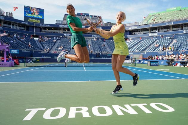 WTA, Tennis Damen Masters 1000 National Bank Open Toronto 2026 - Final Match - Day 13 (L-R) Zhang Shuai of China and Katerina Siniakova of the Czech Republic pose with the trophy after winning their Women™s Doubles final match against Olivia Nicholls of Great Britain and Tereza Mihalikova of Slovakia on day 13 of the WTA Masters 1000 National Bank Open at Sobeys Stadium on August 13, 2026 in Toronto, Canada. (Photo by Leonardo Ramirez Eyepix Group) Copyright: xLeonardoxRamirezx xEyepixxGroupx LR13082026-02995