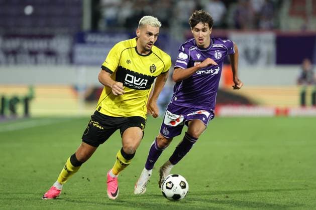 13.August.2026 - SOCCER - 2026 27 UEFA Conference League, Third Qualifying Round, 2nd Leg, FK Austria Wien vs Beitar Jerusalem Yarden Shua (Beitar Jerusalem) and Sanel Saljic (Austria Wien) in one-on-one Vienna Franz-Horr-Stadion (Generali-Arena) Vienna Austria Copyright: xYigitxOermex xPsxImagesxYigitxOermex xPsxImagesx