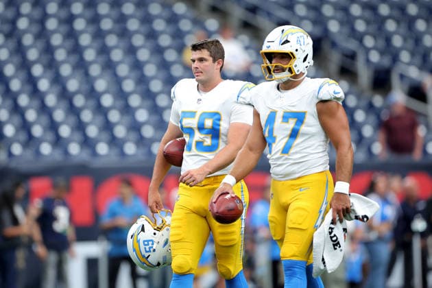 August 13, 2026, Houston, Texas, U.S: Los Angeles Chargers long snappers Peter Bowden (59) and Josh Harris (47) prior to the NFL, American Football Herren, USA preseason game against the Houston Texans at NRG Stadium in Houston, TX on August 13, 2026. NFL 2026 - Los Angeles Chargers Vs Houston Texans  - ZUMAw137 20260813_aap_w137_005 Copyright: xErikxWilliamsx