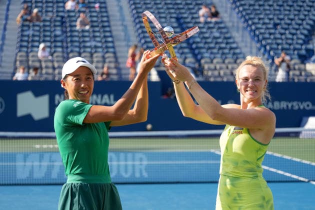 WTA, Tennis Damen Masters 1000 National Bank Open Toronto 2026 - Final Match - Day 13 (L-R) Zhang Shuai of China and Katerina Siniakova of the Czech Republic pose with the trophy after winning their Women™s Doubles final match against Olivia Nicholls of Great Britain and Tereza Mihalikova of Slovakia on day 13 of the WTA Masters 1000 National Bank Open at Sobeys Stadium on August 13, 2026 in Toronto, Canada. (Photo by Leonardo Ramirez Eyepix Group) Copyright: xLeonardoxRamirezx xEyepixxGroupx LR_13082026_10416