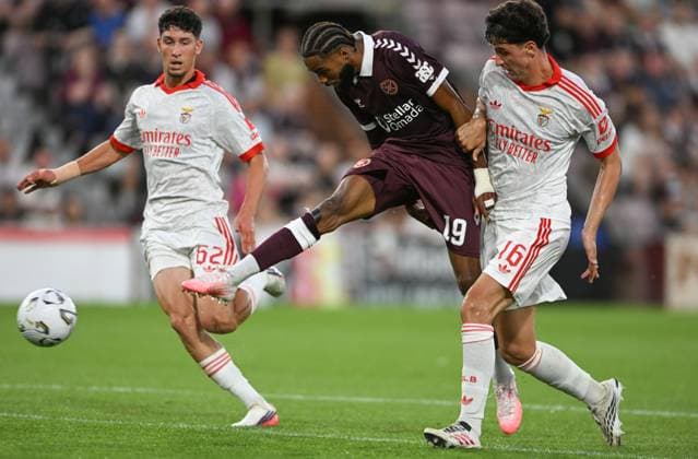 Jose Neto of Benfica, Sabri Guendouz of Hearts and Manu Silva of Benfica Heart of Midlothian v Benfica, UEFA Europa League, 3rd Qualifying Round, Second Leg, Football, Tynecastle Park, Edinburgh, Scotland, UK - 13 Aug 2026Edinburgh Tynecastle Park United Kingdom  Copyright: xNeilxHanna Shutterstockx 17069356di