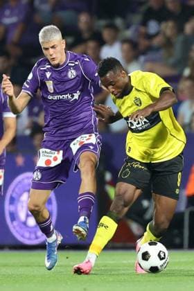 13.August.2026 - SOCCER - 2026 27 UEFA Conference League, Third Qualifying Round, 2nd Leg, FK Austria Wien vs Beitar Jerusalem Vasilije Markovic (Austria Wien) and Johnbosco Kalu (Beitar Jerusalem) in one-on-one Vienna Franz-Horr-Stadion (Generali-Arena) Vienna Austria Copyright: xYigitxOermex xPsxImagesxYigitxOermex xPsxImagesx