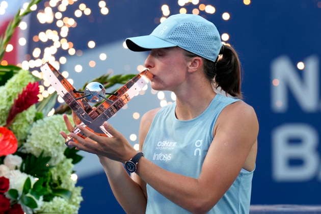 August 13, 2026, Toronto, On, CANADA: Poland s Iga Swiatek kisses the trophy after defeating Kazakhstan s Elena Rybakina in National Bank Open final tennis action, in Toronto, Thursday, Aug. 13, 2026. Canada News - August 13, 2026  - ZUMAc35_ 20260813_zaf_c35_092 Copyright: xChrisxYoungx