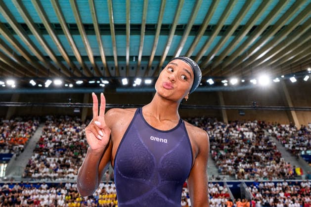 Sara Curtis of Italy celebrates after winning the gold medal in the swimming 50m Backstroke Women Final with new world record during the European Aquatics Championships at the Olympic Aquatic Center in Paris (France), August 13, 2026. Andrea Staccioli
