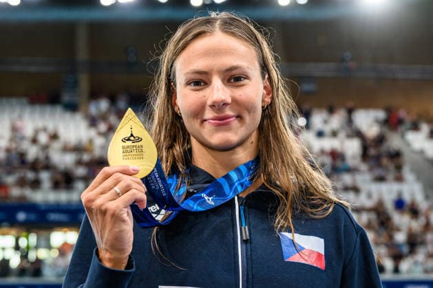 Barbora Seemanova of Czech Republic shows the gold medal after winning the swimming 200m Freestyle Women Final during the European Aquatics Championships at the Olympic Aquatic Center in Paris (France), August 13, 2026. Andrea Staccioli Deepbluemedia Insidefoto
