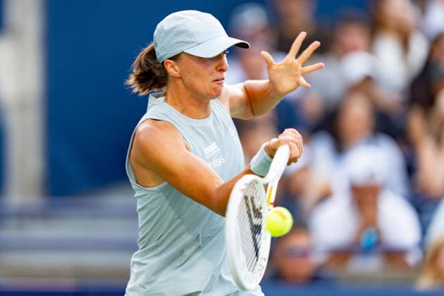 TORONTO, ON - AUGUST 13: Iga Swiatek of Poland returns a shot during the Final match of the WTA, Tennis Damen National Bank Open tournament on August 13, 2026 at Sobeys Stadium in Toronto, ON, Canada (Photo by Julian Avram Icon Sportswire) TENNIS: AUG 13 National Bank Open EDITORIAL USE ONLY Icon2608130093