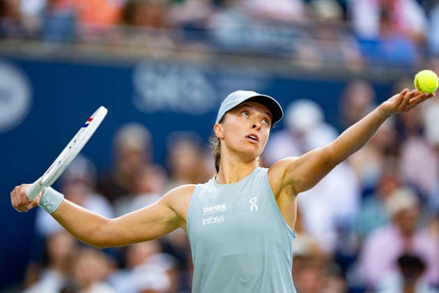 TORONTO, ON - AUGUST 13: Iga Swiatek of Poland serves the ball during the Final match of the WTA, Tennis Damen National Bank Open tournament on August 13, 2026 at Sobeys Stadium in Toronto, ON, Canada (Photo by Julian Avram Icon Sportswire) TENNIS: AUG 13 National Bank Open EDITORIAL USE ONLY Icon2608130131
