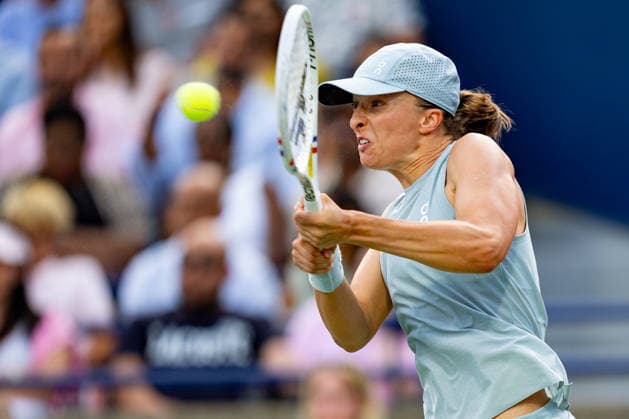 TORONTO, ON - AUGUST 13: Iga Swiatek of Poland returns a shot during the Final match of the WTA, Tennis Damen National Bank Open tournament on August 13, 2026 at Sobeys Stadium in Toronto, ON, Canada (Photo by Julian Avram Icon Sportswire) TENNIS: AUG 13 National Bank Open EDITORIAL USE ONLY Icon2608130160