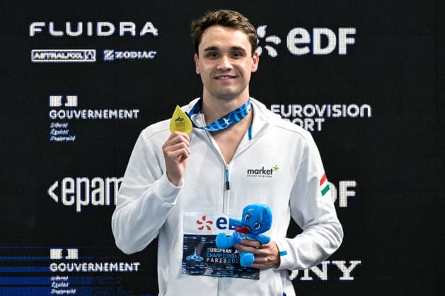Kristof Milak of Hungary shows the gold medal after competing in the swimming 100m Butterfly Men Final during the European Aquatics Championships at the Olympic Aquatic Center in Paris (France), August 13, 2026. Giorgio Scala DBM - Deepbluemedia Insidefoto