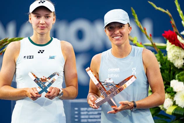 TORONTO, ON - AUGUST 13: Iga Swiatek of Poland and Elena Rybakina of Kazakhstan pose with their trophies after the Final match of the WTA, Tennis Damen National Bank Open tournament on August 13, 2026 at Sobeys Stadium in Toronto, ON, Canada (Photo by Julian Avram Icon Sportswire) TENNIS: AUG 13 National Bank Open EDITORIAL USE ONLY Icon2608130295