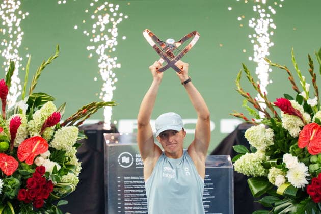 August 13, 2026, Toronto, On, Canada: Iga Swiatek, of Poland, lifts the trophy after defeating Elena Rybakina, of Kazakhstan, 6-2, 6-3, in the finals of the National Bank Open in Toronto, on Thursday, Aug. 13, 2026. Canada News - August 13, 2026  - ZUMAc35_ 20260813_zaf_c35_104 Copyright: xKeitoxNewmanx
