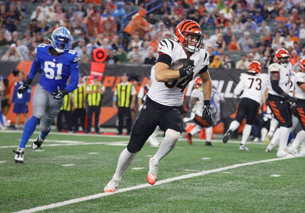 CINCINNATI, OH - AUGUST 13: Tight end Jack Endries 84 of the Cincinnati Bengals scores a touchdown in a preseason game between the Detroit Lions and the Cincinnati Bengals on August 13, 2026, at Paycor Stadium in Cincinnati, OH. (Photo by Jeff Moreland Icon Sportswire) NFL, American Football Herren, USA AUG 13 Lions at Bengals EDITORIAL USE ONLY Icon168260813008