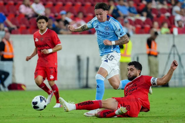 Mitja Ilenic (C) of NYC challenges Agustín Oliveros (R) of Necaxa for the ball in a Leagues Cup match between NYC FC and Necaxa at Red Bull Arena in New Jersey, United States, 13 August 2026. Leagues Cup: NYC FC - Necaxa !ACHTUNG: NUR REDAKTIONELLE NUTZUNG!  Copyright: xÁngelxColmenaresx AMDEP765 20260814-55021140420_1