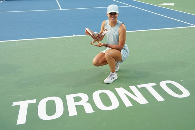 WTA, Tennis Damen Masters 1000 National Bank Open Toronto 2026 - Final Match - Day 13 Iga Swiatek of Poland poses whit the trophy after winning her Women™s Singles final match against Elena Rybakina of Kazakhstan on day 13 of the WTA Masters 1000 National Bank Open at Sobeys Stadium on August 13, 2026 in Toronto, Canada. (Photo by Leonardo Ramirez Eyepix Group) Copyright: xLeonardoxRamirezx xEyepixxGroupx LR_13082026_10421
