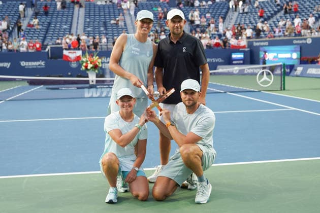 WTA, Tennis Damen Masters 1000 National Bank Open Toronto 2026 - Final Match - Day 13 Iga Swiatek of Poland, accompanied by her team, poses with the trophy after winning her Women™s Singles final match against Elena Rybakina of Kazakhstan on day 13 of the WTA Masters 1000 National Bank Open at Sobeys Stadium on August 13, 2026 in Toronto, Canada. (Photo by Leonardo Ramirez Eyepix Group) Copyright: xLeonardoxRamirezx xEyepixxGroupx LR_13082026_10427