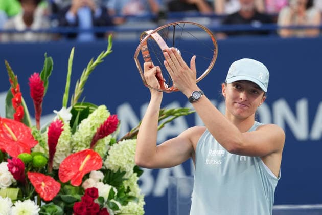 WTA, Tennis Damen Masters 1000 National Bank Open Toronto 2026 - Final Match - Day 13 Iga Swiatek of Poland lifts the trophy during the trophy ceremony after winning her Women™s Singles final match against Elena Rybakina of Kazakhstan on day 13 of the WTA Masters 1000 National Bank Open at Sobeys Stadium on August 13, 2026 in Toronto, Canada. (Photo by Leonardo Ramirez Eyepix Group) Copyright: xLeonardoxRamirezx xEyepixxGroupx LR_13082026_10447