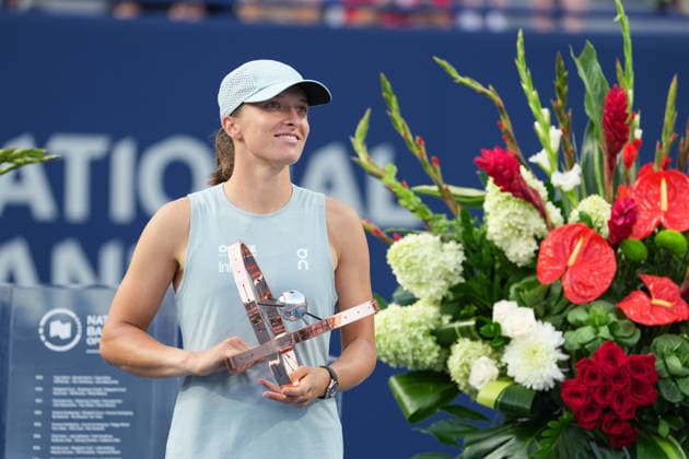 WTA, Tennis Damen Masters 1000 National Bank Open Toronto 2026 - Final Match - Day 13 Iga Swiatek of Poland holds the trophy during the trophy ceremony after winning her Women™s Singles final match against Elena Rybakina of Kazakhstan on day 13 of the WTA Masters 1000 National Bank Open at Sobeys Stadium on August 13, 2026 in Toronto, Canada. (Photo by Leonardo Ramirez Eyepix Group) Copyright: xLeonardoxRamirezx xEyepixxGroupx LR_13082026_10448