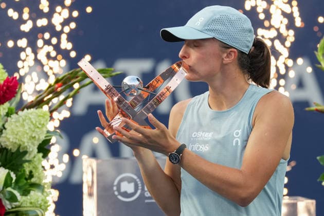 WTA, Tennis Damen Masters 1000 National Bank Open Toronto 2026 - Final Match - Day 13 Iga Swiatek of Poland kisses the trophy during the trophy ceremony after winning her Women™s Singles final match against Elena Rybakina of Kazakhstan on day 13 of the WTA Masters 1000 National Bank Open at Sobeys Stadium on August 13, 2026 in Toronto, Canada. (Photo by Leonardo Ramirez Eyepix Group) Copyright: xLeonardoxRamirezx xEyepixxGroupx LR_13082026_10457