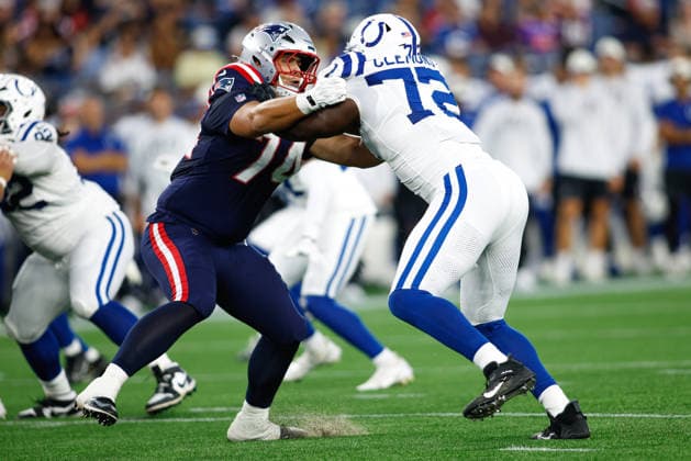 August 13, 2026; Foxborough, Massachusetts, USA; New England Patriots tackle Caleb Lomu (74) takes on Indianapolis Colts defensive end Micheal Clemons (72) during an NFL, American Football Herren, USA preseason game at Gillette Stadium. (c) CSM - ZUMAc04_ 20260813_zma_c04_027 Copyright: xBurtxGranofskyx