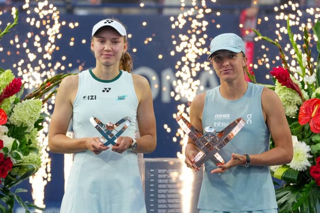 WTA, Tennis Damen Masters 1000 National Bank Open Toronto 2026 - Final Match - Day 13 (L-R) Runner-up Elena Rybakina of Kazakhstan and champion Iga Swiatek of Poland pose with their trophies during the trophy ceremony after the Women™s Singles final match on day 13 of the WTA Masters 1000 National Bank Open at Sobeys Stadium on August 13, 2026 in Toronto, Canada. (Photo by Leonardo Ramirez Eyepix Group) Copyright: xLeonardoxRamirezx xEyepixxGroupx LR_13082026_10460