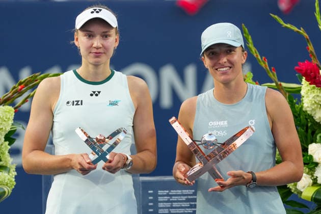 WTA, Tennis Damen Masters 1000 National Bank Open Toronto 2026 - Final Match - Day 13 (L-R) Runner-up Elena Rybakina of Kazakhstan and champion Iga Swiatek of Poland pose with their trophies during the trophy ceremony after the Women™s Singles final match on day 13 of the WTA Masters 1000 National Bank Open at Sobeys Stadium on August 13, 2026 in Toronto, Canada. (Photo by Leonardo Ramirez Eyepix Group) Copyright: xLeonardoxRamirezx xEyepixxGroupx LR_13082026_10462