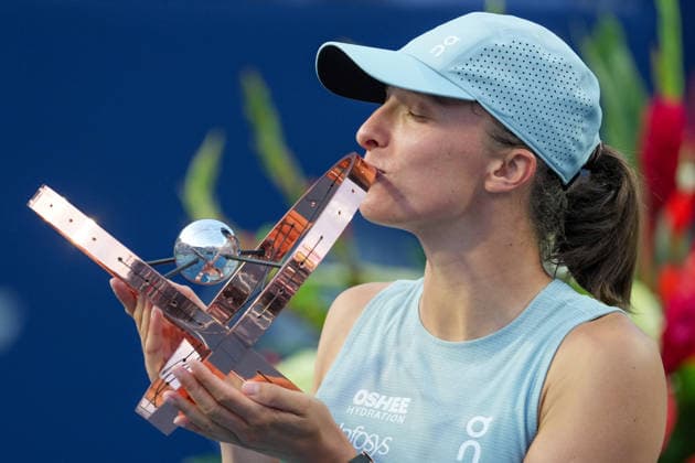 WTA, Tennis Damen Masters 1000 National Bank Open Toronto 2026 - Final Match - Day 13 Iga Swiatek of Poland kisses the trophy during the trophy ceremony after winning her Women™s Singles final match against Elena Rybakina of Kazakhstan on day 13 of the WTA Masters 1000 National Bank Open at Sobeys Stadium on August 13, 2026 in Toronto, Canada. (Photo by Leonardo Ramirez Eyepix Group) Copyright: xLeonardoxRamirezx xEyepixxGroupx LR_13082026_10468