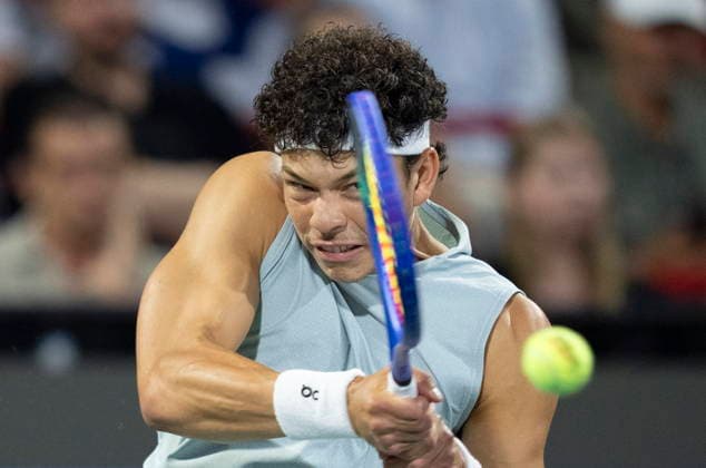 August 13, 2026, Montreal, Pq, Canada: Ben Shelton of the United States hits a return to his compatriot Brandon Nakashima during final tennis action at the National Bank Open in Montreal on Thursday, Aug. 13, 2026. Canada News - August 13, 2026  - ZUMAc35_ 20260813_zaf_c35_118 Copyright: xChristinnexMuschix