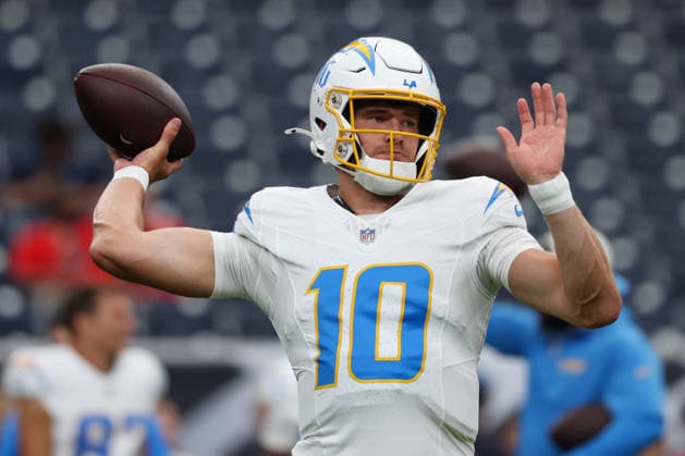 HOUSTON, TX - AUGUST 13: Quarterback Justin Herbert of the Los Angeles Chargers warms up before the NFL, American Football Herren, USA preseason game between Houston Texans and Los Angeles Chargers on August 13, 2026, at Reliant Stadium in Houston, TX. (Photo by David Buono Icon Sportswire) NFL: AUG 13 Chargers at Texans EDITORIAL USE ONLY Icon260813002