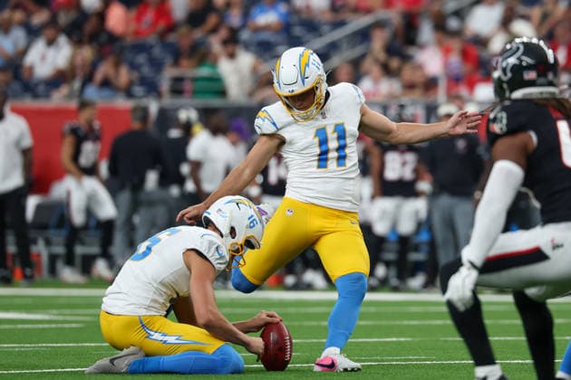 HOUSTON, TX - AUGUST 13: Kicker Cameron Dicker of the Los Angeles Chargers kicks a field goal during the NFL, American Football Herren, USA preseason game between Houston Texans and Los Angeles Chargers on August 13, 2026, at Reliant Stadium in Houston, TX. (Photo by David Buono Icon Sportswire) NFL: AUG 13 Chargers at Texans EDITORIAL USE ONLY Icon260813009