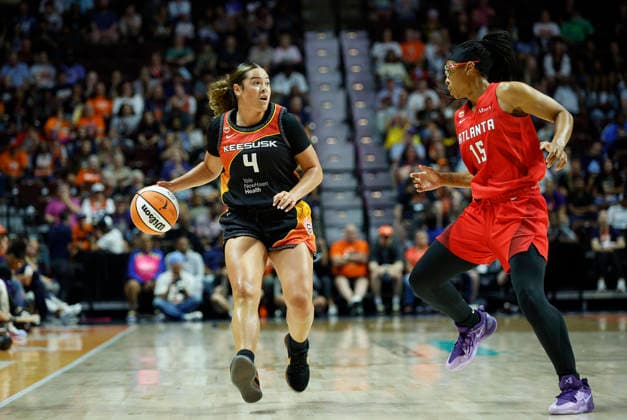 UNCASVILLE, CT - AUGUST 13: Charlisse Leger-Walker 4 of the Connecticut Sun defended by Allisha Gray 15 of the Atlanta Dream during the WNBA, Basketball Damen, USA game between Atlanta Dream and Connecticut Sun on August 13, 2026, at Mohegan Sun Arena in Uncasville, CT. (Photo by M. Anthony Nesmith Icon Sportswire) WNBA: AUG 13 Atlanta Dream at Connecticut Sun EDITORIAL USE ONLY Icon26081304