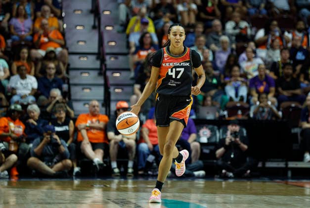 UNCASVILLE, CT - AUGUST 13: Leila Lacan 47 of the Connecticut Sun dribbles the ball up court during the WNBA, Basketball Damen, USA game between Atlanta Dream and Connecticut Sun on August 13, 2026, at Mohegan Sun Arena in Uncasville, CT. (Photo by M. Anthony Nesmith Icon Sportswire) WNBA: AUG 13 Atlanta Dream at Connecticut Sun EDITORIAL USE ONLY Icon26081306