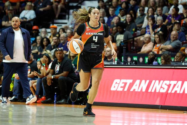 UNCASVILLE, CT - AUGUST 13: Charlisse Leger-Walker 4 of the Connecticut Sun dribbles the ball up court during the WNBA, Basketball Damen, USA game between Atlanta Dream and Connecticut Sun on August 13, 2026, at Mohegan Sun Arena in Uncasville, CT. (Photo by M. Anthony Nesmith Icon Sportswire) WNBA: AUG 13 Atlanta Dream at Connecticut Sun EDITORIAL USE ONLY Icon26081307