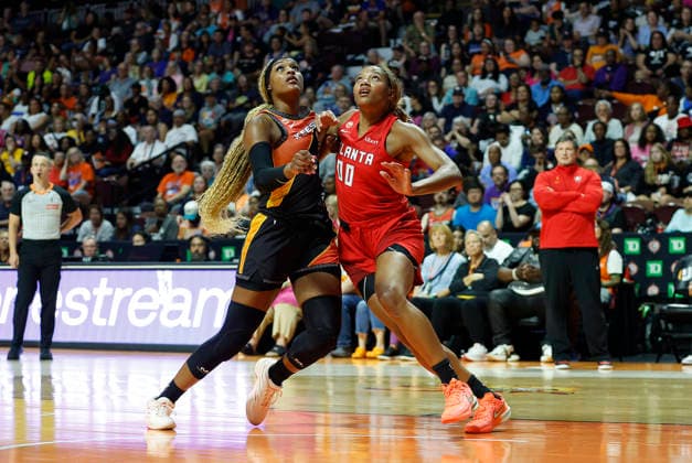 UNCASVILLE, CT - AUGUST 13: Aaliyah Edwards 8 of the Connecticut Sun and Naz Hillmon 00 of the Atlanta Dream in action during the WNBA, Basketball Damen, USA game between Atlanta Dream and Connecticut Sun on August 13, 2026, at Mohegan Sun Arena in Uncasville, CT. (Photo by M. Anthony Nesmith Icon Sportswire) WNBA: AUG 13 Atlanta Dream at Connecticut Sun EDITORIAL USE ONLY Icon26081308