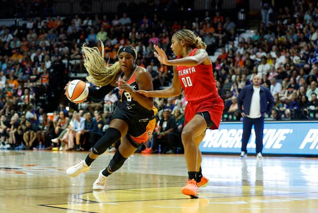 UNCASVILLE, CT - AUGUST 13: Aaliyah Edwards 8 of the Connecticut Sun drives to the basket against Naz Hillmon 00 of the Atlanta Dream during the WNBA, Basketball Damen, USA game between Atlanta Dream and Connecticut Sun on August 13, 2026, at Mohegan Sun Arena in Uncasville, CT. (Photo by M. Anthony Nesmith Icon Sportswire) WNBA: AUG 13 Atlanta Dream at Connecticut Sun EDITORIAL USE ONLY Icon26081310