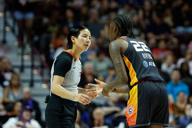 UNCASVILLE, CT - AUGUST 13: Saniya Rivers 22 of the Connecticut Sun pleads her case to referee Catherine Chang during the WNBA, Basketball Damen, USA game between Atlanta Dream and Connecticut Sun on August 13, 2026, at Mohegan Sun Arena in Uncasville, CT. (Photo by M. Anthony Nesmith Icon Sportswire) WNBA: AUG 13 Atlanta Dream at Connecticut Sun EDITORIAL USE ONLY Icon26081311
