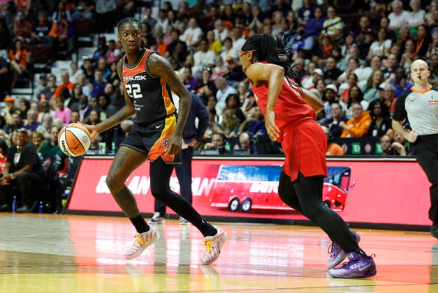 UNCASVILLE, CT - AUGUST 13: Saniya Rivers 22 of the Connecticut Sun defended by Allisha Gray 15 of the Atlanta Dream during the WNBA, Basketball Damen, USA game between Atlanta Dream and Connecticut Sun on August 13, 2026, at Mohegan Sun Arena in Uncasville, CT. (Photo by M. Anthony Nesmith Icon Sportswire) WNBA: AUG 13 Atlanta Dream at Connecticut Sun EDITORIAL USE ONLY Icon26081313