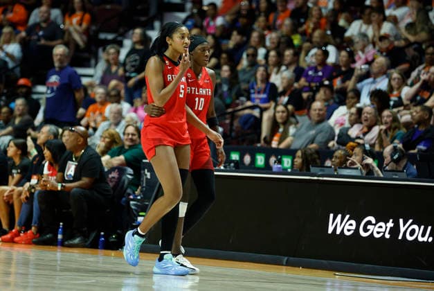 UNCASVILLE, CT - AUGUST 13: Rhyne Howard 10 of the Atlanta Dream calms down Angel Reese 5 of the Atlanta Dream and escorts her to the bench after a hit to the face during the WNBA, Basketball Damen, USA game between Atlanta Dream and Connecticut Sun on August 13, 2026, at Mohegan Sun Arena in Uncasville, CT. (Photo by M. Anthony Nesmith Icon Sportswire) WNBA: AUG 13 Atlanta Dream at Connecticut Sun EDITORIAL USE ONLY Icon26081319