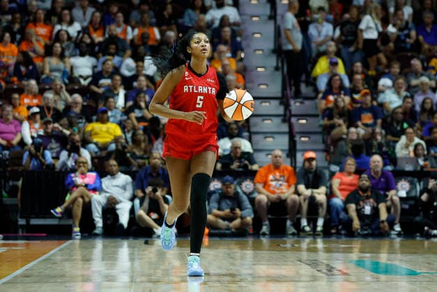 UNCASVILLE, CT - AUGUST 13: Angel Reese 5 of the Atlanta Dream dribbles the ball up court during the WNBA, Basketball Damen, USA game between Atlanta Dream and Connecticut Sun on August 13, 2026, at Mohegan Sun Arena in Uncasville, CT. (Photo by M. Anthony Nesmith Icon Sportswire) WNBA: AUG 13 Atlanta Dream at Connecticut Sun EDITORIAL USE ONLY Icon26081321